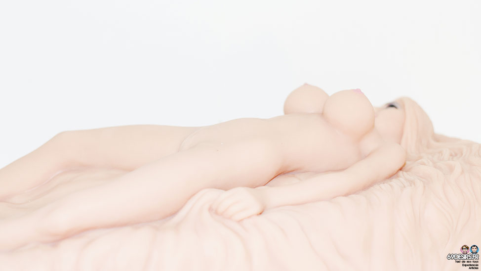 Test Meiki Nancy : Masturbateur poupée miniature dans un lit